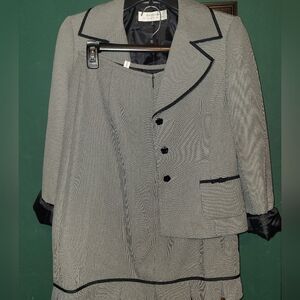 Tahari by Arthur S. Levine skirt suit